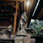 Patung Sultan Suriansyah, pendiri Kesultanan Banjar, berdiri megah sebagai simbol kejayaan dan warisan sejarah yang tak ternilai bagi masyarakat Kalimantan Selatan. Rumah adat Banjar Bubungan Tinggi menampilkan keunikan arsitektur lokal yang kaya filosofi.