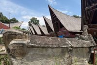 Potret rumah bubungan tinggi khas Banjarmasin dengan atap curam dan konstruksi kayu ulin yang megah. Bangunan ini merefleksikan kearifan lokal dalam menghadapi iklim tropis dan menjadi simbol identitas budaya masyarakat Banjar.