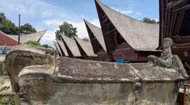 Potret rumah bubungan tinggi khas Banjarmasin dengan atap curam dan konstruksi kayu ulin yang megah. Bangunan ini merefleksikan kearifan lokal dalam menghadapi iklim tropis dan menjadi simbol identitas budaya masyarakat Banjar.