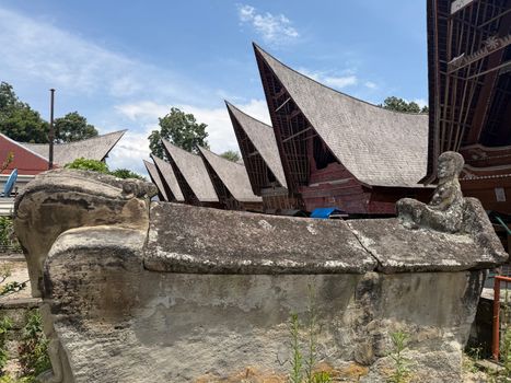 Potret rumah bubungan tinggi khas Banjarmasin dengan atap curam dan konstruksi kayu ulin yang megah. Bangunan ini merefleksikan kearifan lokal dalam menghadapi iklim tropis dan menjadi simbol identitas budaya masyarakat Banjar.