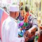 Seorang ibu mengayunkan bayinya dalam buaian kain sasirangan penuh warna selama upacara Baayun Mulud, tradisi khas masyarakat Banjar di Kalimantan Selatan untuk memperingati Maulid Nabi Muhammad SAW. Pemandangan ini mencerminkan kehangatan keluarga dan kekayaan budaya yang diwariskan secara turun-temurun.