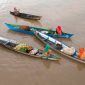 Suasana pagi hari yang semarak di salah satu pasar terapung Indonesia, menampilkan perahu-perahu tradisional yang sarat dengan aneka hasil bumi dan kuliner, siap melayani para pembeli. Interaksi unik ini menggambarkan kekayaan budaya dan kearifan lokal masyarakat sungai.