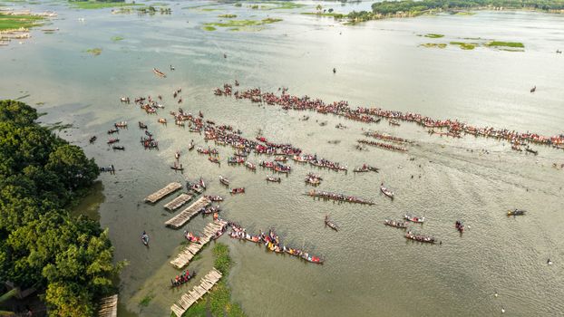 Pemandangan udara Sungai Barito dengan perahu-perahu tradisional yang melintas, menunjukkan peran vitalnya sebagai jalur transportasi dan denyut nadi kehidupan masyarakat Kalimantan.