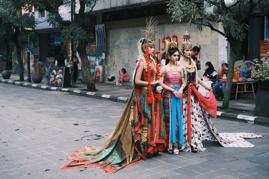 Patung atau wayang kulit Raden, seperti yang digambarkan dalam berbagai cerita rakyat Indonesia, merepresentasikan sosok ksatria dengan nilai-nilai luhur yang menjadi pedoman hidup. Visual ini menggambarkan kekayaan seni dan kearifan lokal yang perlu terus dilestarikan oleh generasi mendatang.