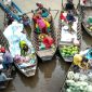 Deretan perahu jukung tradisional di Pasar Terapung Muara Kuin, salah satu ikon budaya yang menunjukkan eratnya kehidupan masyarakat Banjar dengan Sungai Barito sebagai pusat aktivitas ekonomi dan sosial.