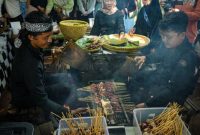 Suasana pasar tradisional Indonesia yang ramai menampilkan berbagai produk lokal segar dan kerajinan tangan, mencerminkan semangat gaya hidup berkelanjutan dan dukungan terhadap UMKM. Pemandangan ini menginspirasi untuk kembali menghargai kekayaan budaya dan ekonomi dari setiap sudut Nusantara.