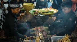 Suasana pasar tradisional Indonesia yang ramai menampilkan berbagai produk lokal segar dan kerajinan tangan, mencerminkan semangat gaya hidup berkelanjutan dan dukungan terhadap UMKM. Pemandangan ini menginspirasi untuk kembali menghargai kekayaan budaya dan ekonomi dari setiap sudut Nusantara.