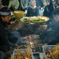 Suasana pasar tradisional Indonesia yang ramai menampilkan berbagai produk lokal segar dan kerajinan tangan, mencerminkan semangat gaya hidup berkelanjutan dan dukungan terhadap UMKM. Pemandangan ini menginspirasi untuk kembali menghargai kekayaan budaya dan ekonomi dari setiap sudut Nusantara.
