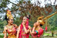 Ilustrasi seorang Raden dalam balutan busana tradisional Jawa yang anggun, melambangkan kebijaksanaan dan kemuliaan para tokoh bangsawan dalam berbagai cerita rakyat Indonesia yang kaya akan nilai luhur. Gambaran ini merefleksikan estetika dan karakter utama dari para pahlawan legendaris yang menginspirasi banyak generasi.