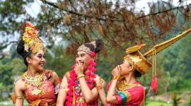 Ilustrasi seorang Raden dalam balutan busana tradisional Jawa yang anggun, melambangkan kebijaksanaan dan kemuliaan para tokoh bangsawan dalam berbagai cerita rakyat Indonesia yang kaya akan nilai luhur. Gambaran ini merefleksikan estetika dan karakter utama dari para pahlawan legendaris yang menginspirasi banyak generasi.