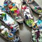 Pemandangan udara Sungai Barito yang membelah hutan Kalimantan, menunjukkan keagungan alirannya yang menjadi urat nadi kehidupan serta jalur utama transportasi bagi masyarakat lokal. Perahu-perahu tradisional tampak berlayar tenang, menggambarkan harmoni antara manusia dan alam.