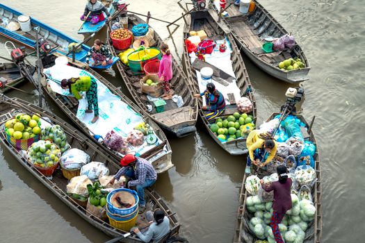 Pemandangan udara Sungai Barito yang membelah hutan Kalimantan, menunjukkan keagungan alirannya yang menjadi urat nadi kehidupan serta jalur utama transportasi bagi masyarakat lokal. Perahu-perahu tradisional tampak berlayar tenang, menggambarkan harmoni antara manusia dan alam.