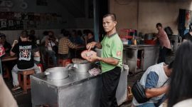 Semangkuk soto Banjar hangat dengan irisan ayam, perkedel, dan lontong, siap memanjakan lidah. Hidangan khas Kalimantan Selatan ini kaya rempah dan menjadi representasi kehangatan kuliner Nusantara yang patut dicoba.