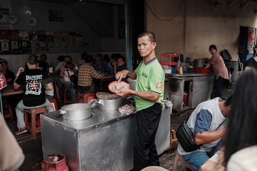 Semangkuk soto Banjar hangat dengan irisan ayam, perkedel, dan lontong, siap memanjakan lidah. Hidangan khas Kalimantan Selatan ini kaya rempah dan menjadi representasi kehangatan kuliner Nusantara yang patut dicoba.