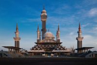 Masjid Sultan Suriansyah, salah satu peninggalan bersejarah Kesultanan Banjar di Banjarmasin, menunjukkan keindahan arsitektur khas dengan atap bertingkat dan ukiran detail yang memukau. Bangunan ini tidak hanya menjadi simbol keagamaan, tetapi juga cerminan kejayaan peradaban Islam di wilayah tersebut.