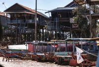 Sebuah rumah bubungan tinggi khas Banjar yang berdiri kokoh, memperlihatkan atap menjulang tinggi dan detail ukiran kayu yang memukau, menjadi lambang kekayaan arsitektur tradisional Indonesia. Bangunan ini adalah representasi nyata dari kearifan lokal yang diwariskan secara turun-temurun.