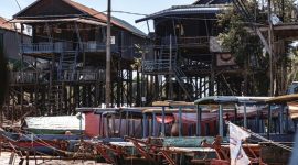 Sebuah rumah bubungan tinggi khas Banjar yang berdiri kokoh, memperlihatkan atap menjulang tinggi dan detail ukiran kayu yang memukau, menjadi lambang kekayaan arsitektur tradisional Indonesia. Bangunan ini adalah representasi nyata dari kearifan lokal yang diwariskan secara turun-temurun.