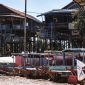 Sebuah rumah bubungan tinggi khas Banjar yang berdiri kokoh, memperlihatkan atap menjulang tinggi dan detail ukiran kayu yang memukau, menjadi lambang kekayaan arsitektur tradisional Indonesia. Bangunan ini adalah representasi nyata dari kearifan lokal yang diwariskan secara turun-temurun.