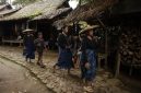 Rumah panjang tradisional Suku Dayak Meratus yang menjadi pusat kehidupan komunal dan simbol kekerabatan kuat di tengah rimbunnya hutan Borneo. Bangunan ini mencerminkan arsitektur adat yang lestari dan cara hidup berdampingan dengan alam.