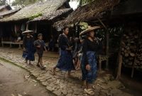 Rumah panjang tradisional Suku Dayak Meratus yang menjadi pusat kehidupan komunal dan simbol kekerabatan kuat di tengah rimbunnya hutan Borneo. Bangunan ini mencerminkan arsitektur adat yang lestari dan cara hidup berdampingan dengan alam.