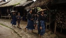 Rumah panjang tradisional Suku Dayak Meratus yang menjadi pusat kehidupan komunal dan simbol kekerabatan kuat di tengah rimbunnya hutan Borneo. Bangunan ini mencerminkan arsitektur adat yang lestari dan cara hidup berdampingan dengan alam.