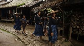Rumah panjang tradisional Suku Dayak Meratus yang menjadi pusat kehidupan komunal dan simbol kekerabatan kuat di tengah rimbunnya hutan Borneo. Bangunan ini mencerminkan arsitektur adat yang lestari dan cara hidup berdampingan dengan alam.