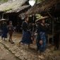 Rumah panjang tradisional Suku Dayak Meratus yang menjadi pusat kehidupan komunal dan simbol kekerabatan kuat di tengah rimbunnya hutan Borneo. Bangunan ini mencerminkan arsitektur adat yang lestari dan cara hidup berdampingan dengan alam.