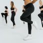 Sekelompok warga dengan antusias mengikuti Kebugaran Senam Baiman di lapangan terbuka, menunjukkan semangat kebersamaan dan kegembiraan dalam menjaga kesehatan. Gerakan dinamis senam ini diiringi musik ceria, menciptakan suasana yang menyenangkan bagi para peserta dari berbagai usia.