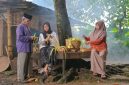 Ketupat yang disajikan bersama opor ayam dan lauk pauk lainnya, sebuah pemandangan khas yang selalu dinanti saat perayaan hari raya di Indonesia, melambangkan kebersamaan dan suka cita. Hidangan ini tidak hanya lezat, tetapi juga sarat dengan nilai filosofis yang telah diwariskan turun-temurun.