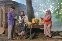 Ketupat yang disajikan bersama opor ayam dan lauk pauk lainnya, sebuah pemandangan khas yang selalu dinanti saat perayaan hari raya di Indonesia, melambangkan kebersamaan dan suka cita. Hidangan ini tidak hanya lezat, tetapi juga sarat dengan nilai filosofis yang telah diwariskan turun-temurun.