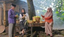 Ketupat yang disajikan bersama opor ayam dan lauk pauk lainnya, sebuah pemandangan khas yang selalu dinanti saat perayaan hari raya di Indonesia, melambangkan kebersamaan dan suka cita. Hidangan ini tidak hanya lezat, tetapi juga sarat dengan nilai filosofis yang telah diwariskan turun-temurun.