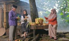 Ketupat: Jejak Rasa dan Filosofi di Tiap Anyaman Daun Kelapa