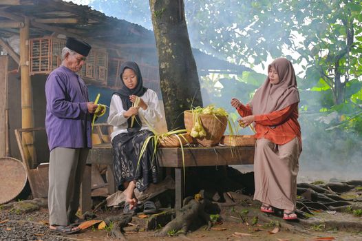 Ketupat yang disajikan bersama opor ayam dan lauk pauk lainnya, sebuah pemandangan khas yang selalu dinanti saat perayaan hari raya di Indonesia, melambangkan kebersamaan dan suka cita. Hidangan ini tidak hanya lezat, tetapi juga sarat dengan nilai filosofis yang telah diwariskan turun-temurun.
