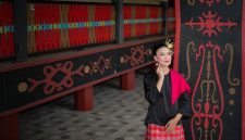 Ilustrasi karakter Raden dari cerita rakyat Jawa yang berwibawa, dipadukan dengan sentuhan modern, mencerminkan bagaimana nilai-nilai luhur dapat diadaptasi ke dalam gaya hidup kekinian. Desain ini juga menunjukkan potensi inspirasi fesyen dari kekayaan budaya Indonesia.