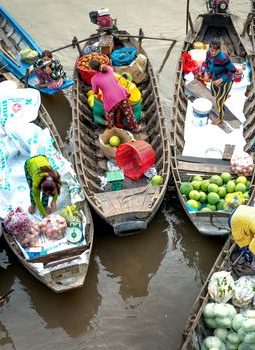 Pesona Pasar Terapung: Jantung Ekonomi dan Budaya Sungai Kalimantan