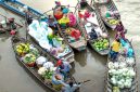 Perahu-perahu tradisional berjejer rapi di pasar terapung, menawarkan berbagai hasil bumi segar dan kuliner khas, menciptakan pemandangan yang hidup dan penuh warna di atas air. Aktivitas jual beli yang telah menjadi tradisi turun-temurun ini menunjukkan kekayaan budaya dan kearifan lokal masyarakat Indonesia.