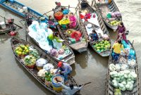 Perahu-perahu tradisional berjejer rapi di pasar terapung, menawarkan berbagai hasil bumi segar dan kuliner khas, menciptakan pemandangan yang hidup dan penuh warna di atas air. Aktivitas jual beli yang telah menjadi tradisi turun-temurun ini menunjukkan kekayaan budaya dan kearifan lokal masyarakat Indonesia.