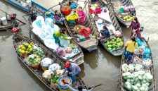 Perahu-perahu tradisional berjejer rapi di pasar terapung, menawarkan berbagai hasil bumi segar dan kuliner khas, menciptakan pemandangan yang hidup dan penuh warna di atas air. Aktivitas jual beli yang telah menjadi tradisi turun-temurun ini menunjukkan kekayaan budaya dan kearifan lokal masyarakat Indonesia.