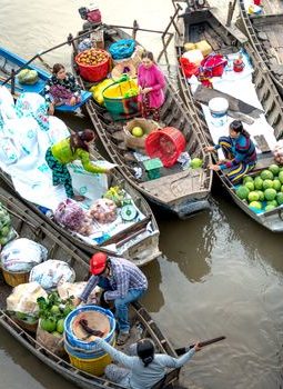 Pesona Pasar Terapung: Dari Jual Beli Hingga Pusat Kebudayaan Nusantara