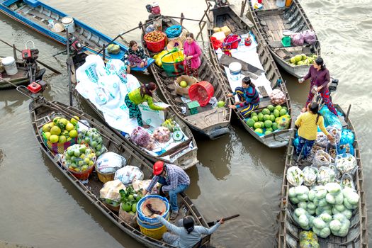 Perahu-perahu tradisional berjejer rapi di pasar terapung, menawarkan berbagai hasil bumi segar dan kuliner khas, menciptakan pemandangan yang hidup dan penuh warna di atas air. Aktivitas jual beli yang telah menjadi tradisi turun-temurun ini menunjukkan kekayaan budaya dan kearifan lokal masyarakat Indonesia.