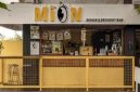 Sebuah sudut kafe lokal di Indonesia yang memadukan desain modern dengan sentuhan tradisional, menciptakan suasana hangat dan mengundang untuk menikmati kopi sambil berinteraksi. Interior kafe ini seringkali mencerminkan kekayaan budaya daerah, menjadi daya tarik tersendiri bagi pengunjung.