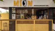 Sebuah sudut kafe lokal di Indonesia yang memadukan desain modern dengan sentuhan tradisional, menciptakan suasana hangat dan mengundang untuk menikmati kopi sambil berinteraksi. Interior kafe ini seringkali mencerminkan kekayaan budaya daerah, menjadi daya tarik tersendiri bagi pengunjung.