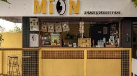 Sebuah sudut kafe lokal di Indonesia yang memadukan desain modern dengan sentuhan tradisional, menciptakan suasana hangat dan mengundang untuk menikmati kopi sambil berinteraksi. Interior kafe ini seringkali mencerminkan kekayaan budaya daerah, menjadi daya tarik tersendiri bagi pengunjung.