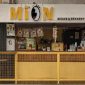 Sebuah sudut kafe lokal di Indonesia yang memadukan desain modern dengan sentuhan tradisional, menciptakan suasana hangat dan mengundang untuk menikmati kopi sambil berinteraksi. Interior kafe ini seringkali mencerminkan kekayaan budaya daerah, menjadi daya tarik tersendiri bagi pengunjung.