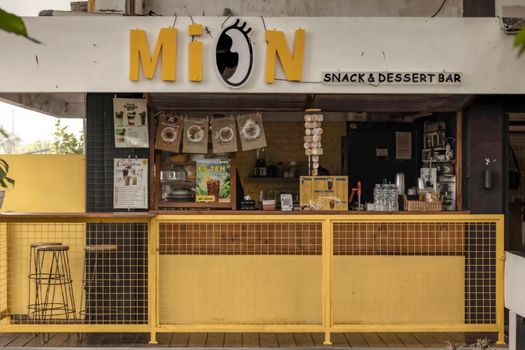 Sebuah sudut kafe lokal di Indonesia yang memadukan desain modern dengan sentuhan tradisional, menciptakan suasana hangat dan mengundang untuk menikmati kopi sambil berinteraksi. Interior kafe ini seringkali mencerminkan kekayaan budaya daerah, menjadi daya tarik tersendiri bagi pengunjung.