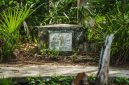 Makam keramat Datu Mabrur di Teluk Selong, Martapura, Kalimantan Selatan, menjadi pusat ziarah spiritual bagi ribuan umat dari berbagai penjuru, melestarikan jejak kearifan sang ulama legendaris. Nisan yang sederhana ini menjadi saksi bisu perjalanan panjang seorang waliyullah dalam menyebarkan ajaran Islam dan meninggalkan warisan spiritual yang tak lekang oleh zaman.