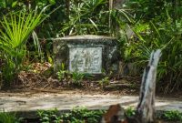 Makam keramat Datu Mabrur di Teluk Selong, Martapura, Kalimantan Selatan, menjadi pusat ziarah spiritual bagi ribuan umat dari berbagai penjuru, melestarikan jejak kearifan sang ulama legendaris. Nisan yang sederhana ini menjadi saksi bisu perjalanan panjang seorang waliyullah dalam menyebarkan ajaran Islam dan meninggalkan warisan spiritual yang tak lekang oleh zaman.