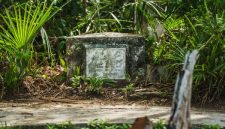 Makam keramat Datu Mabrur di Teluk Selong, Martapura, Kalimantan Selatan, menjadi pusat ziarah spiritual bagi ribuan umat dari berbagai penjuru, melestarikan jejak kearifan sang ulama legendaris. Nisan yang sederhana ini menjadi saksi bisu perjalanan panjang seorang waliyullah dalam menyebarkan ajaran Islam dan meninggalkan warisan spiritual yang tak lekang oleh zaman.