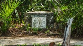 Makam keramat Datu Mabrur di Teluk Selong, Martapura, Kalimantan Selatan, menjadi pusat ziarah spiritual bagi ribuan umat dari berbagai penjuru, melestarikan jejak kearifan sang ulama legendaris. Nisan yang sederhana ini menjadi saksi bisu perjalanan panjang seorang waliyullah dalam menyebarkan ajaran Islam dan meninggalkan warisan spiritual yang tak lekang oleh zaman.