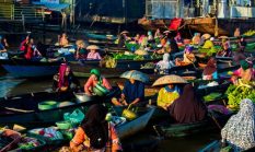 Sensasi Berbelanja di Atas Perahu: Pasar Terapung Kalimantan yang Abadi